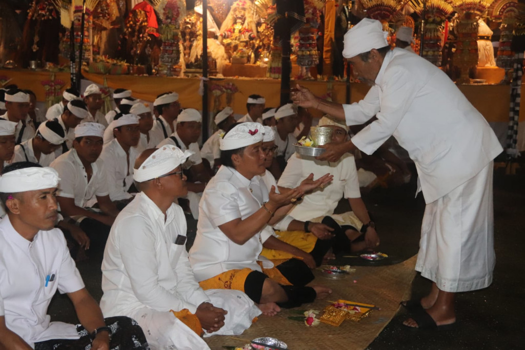 Bupati Sembahyang Pujawali di Pura Pucak Sari Sangeh